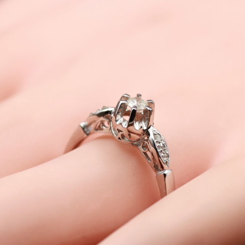 18K White Gold Solitaire Ring with Brilliant Cut Diamond used