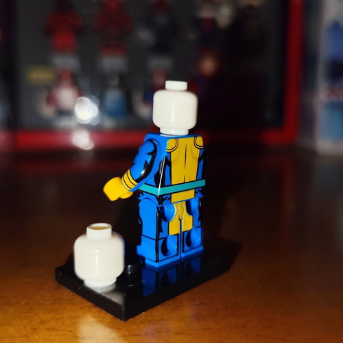 Morph X-Men suit minifigure like new with base and extra head