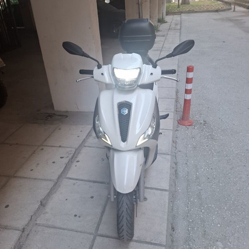 Piaggio Medley 150 scooter like new, 18000 km, automatic, white