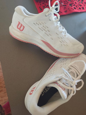 Wilson tennis shoes like new, size 39.5, white athletic