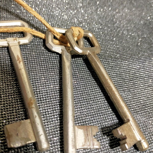 Old key used, set of 4 pieces