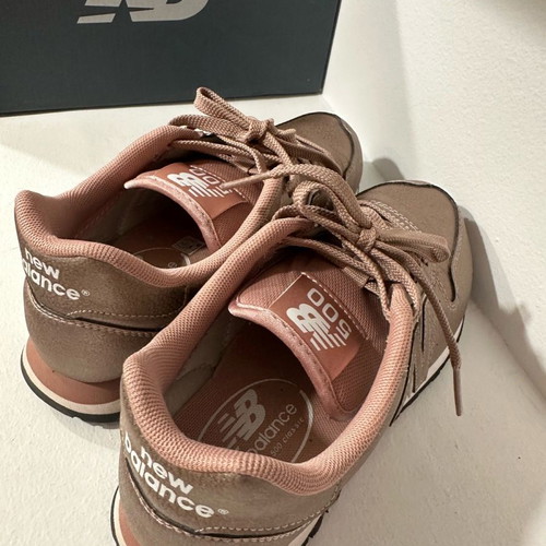 New Balance women's sneaker used, pink metallic, size 37