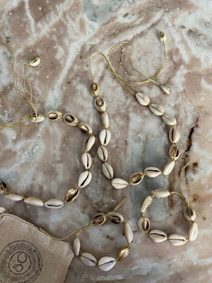 Handmade shell bracelets and necklace set new, beige