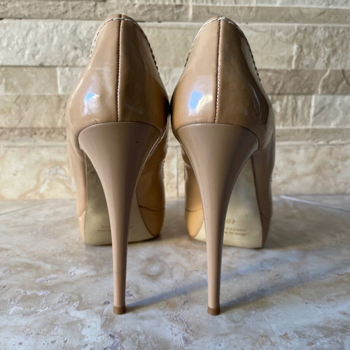 Sante Peep Toe Nude 40 heels like new, beige patent leather