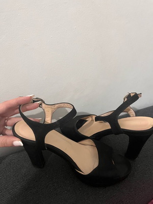 Black used pumps size 37 with narrow fit