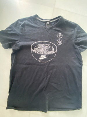 Nike Sportswear T-shirt με γραφικό Ramen μαύρο, σαν καινούργιο, medium-large