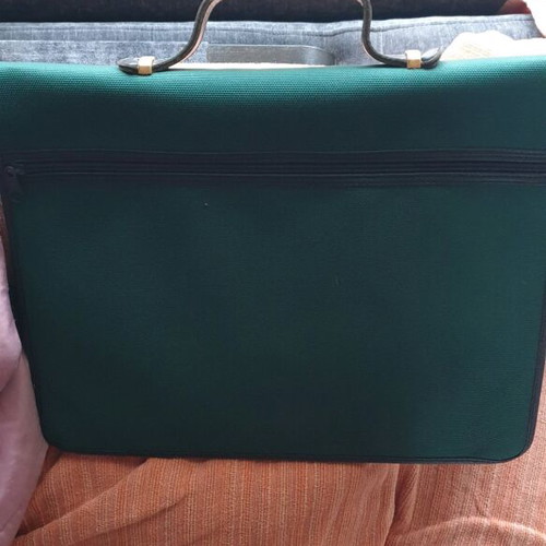 AmiiEt Retro Green Briefcase like new without lock