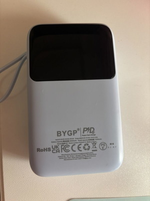 Power bank σαν καινούργιο με ενσωματωμένα καλώδια και ένδειξη ποσοστού μπαταρίας