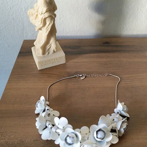 Romantic vintage Accesorize necklace like new with white metallic flowers