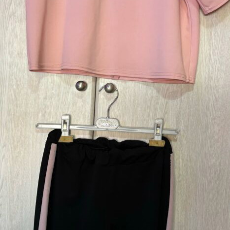 Women's set used with elastic waistband leggings and loose blouse