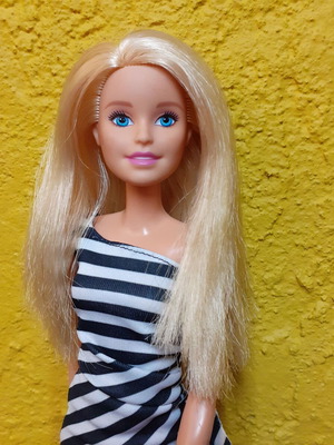 Кукла Barbie Mattel 2015 употребявана с рокля Glitz