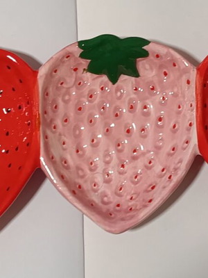 Hoff Interieur ceramic serving dish, strawberry design