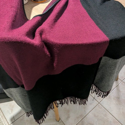 Scarf used, black and red
