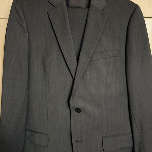 Hugo Boss men's suit like new, size 46, dark gray
