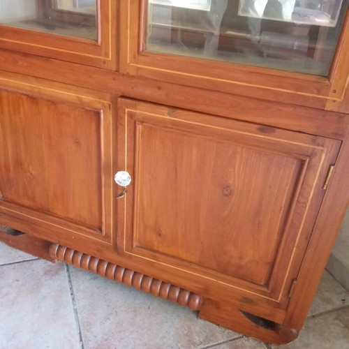 Display cabinet of English origin made of solid wood in excellent condition