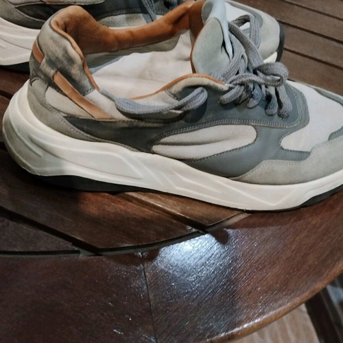Guy Laroche sneakers used, gray and white athletic shoes