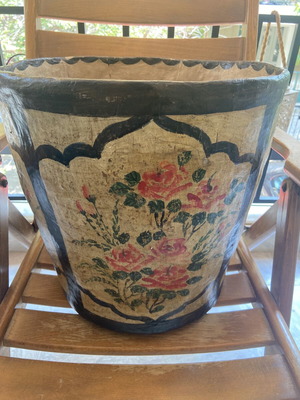 Καλάθι σπάνιο αντίκα από papier mache μεταχειρισμένο, λακαρισμένο με λουλουδένιο διάκοσμο