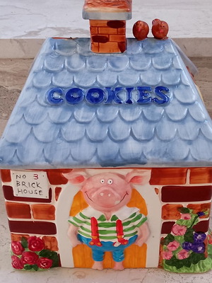 Three Little Pigs Cookie Jar used by Rayware