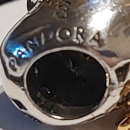 Pandora charm heart new with honeycomb design and white zirconia