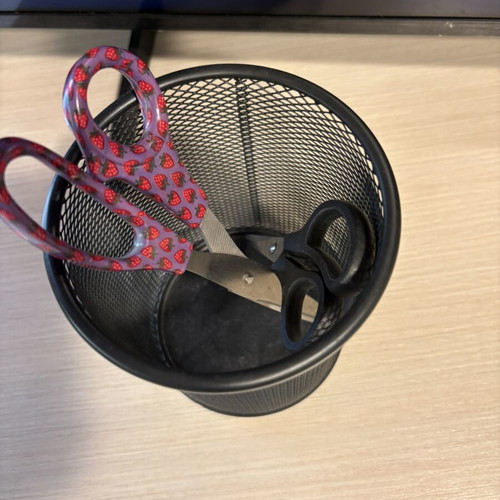 Metal pencil holder with 2 scissors like new