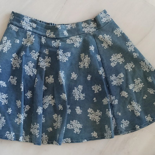 Denim skirt with flowers size large like new, blue