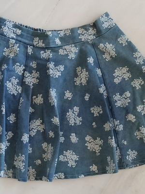 Denim skirt with flowers size large like new, blue