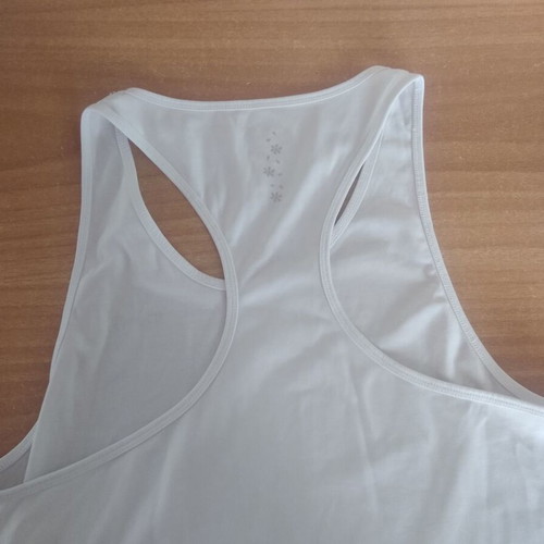 Women's Sports Shirts pack of 3 like new, size M