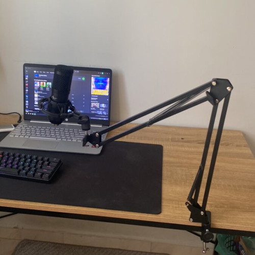 Microphone like new for gaming, streaming, chatting, dubbing