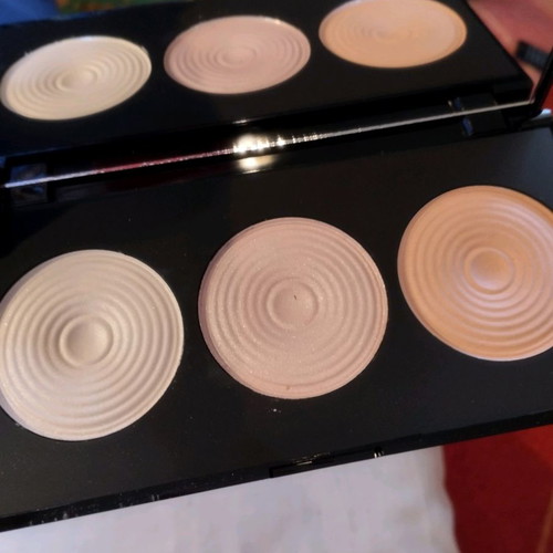 Revolution Highlighters Palette New with 3 Shades
