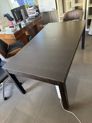 Extendable table used with 2 extensions 95x175 to 95x260 and power strip