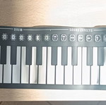 Portable electronic piano