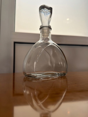 Glass decanter used 21 cm with stopper, elegant design