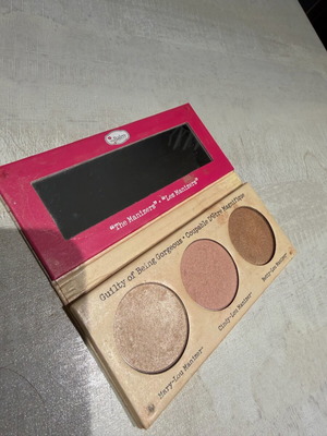 The Manizer Sisters luminizers used, brand the balm