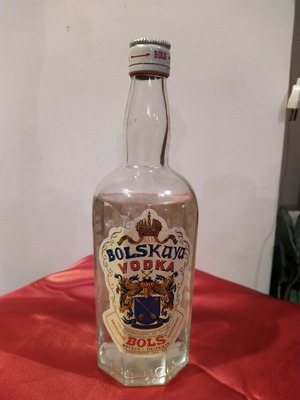 Διάφορα παλιά ποτά καινούργια, σφραγισμένα