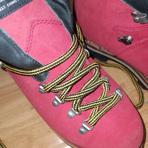Leather hiking boots like new, size 42-43
