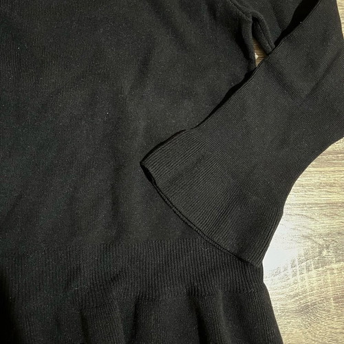 Women's sweater new, black with bows on the back