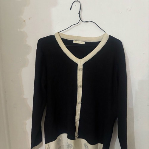 Black blouse with white details and strass used
