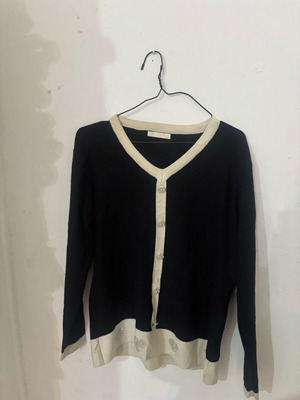 Black blouse with white details and strass used