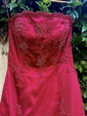 Formal dress red, like new, size M with embroidery