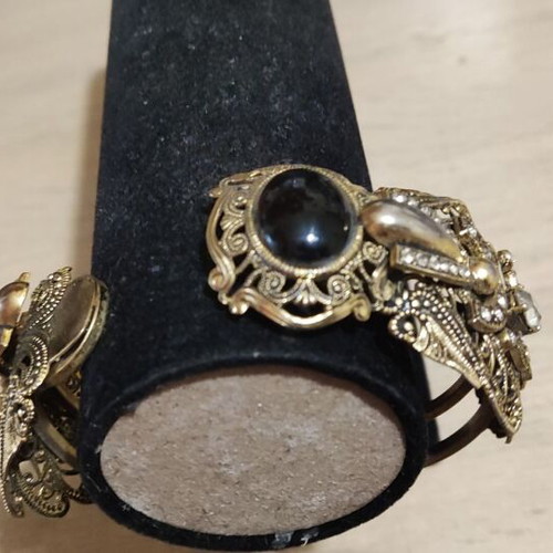 Bracelet unique like new, gold-colored