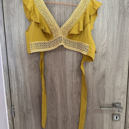 Mustard T-shirt like new, size M