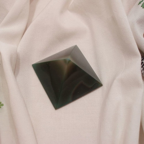 Decorative object made of nephrite used