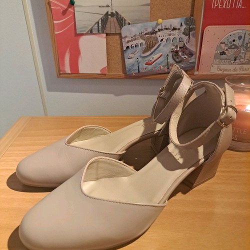 Lasocki nude pumps size 38 like new with strap