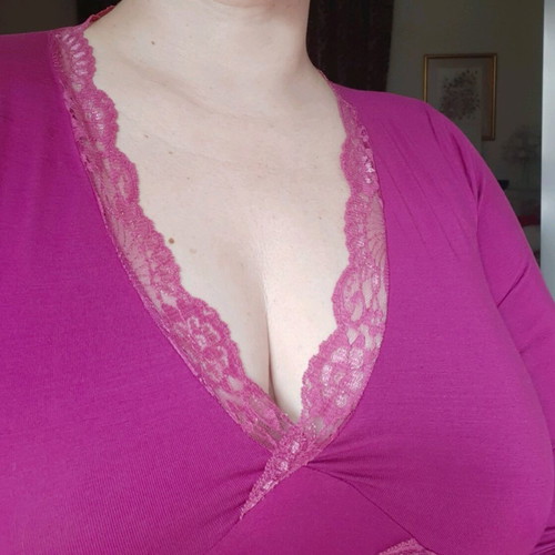 Magenta blouse like new, size M, viscose