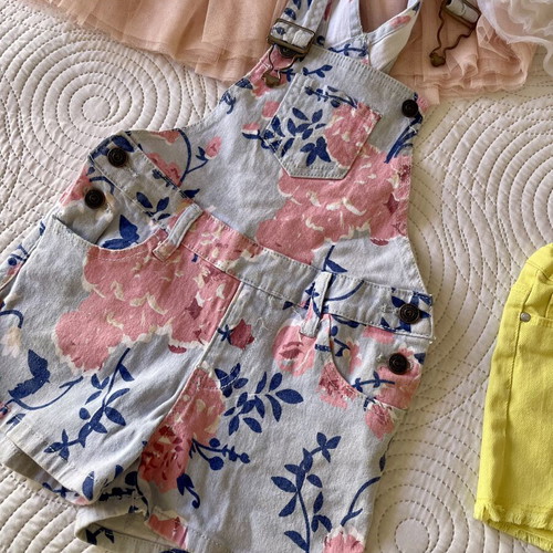 Girls' clothing set like new, 2 dresses and 2 shorts for 4-5 years old