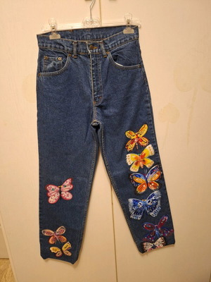 Jeans with flowers like new, hand-painted with stones, size M
