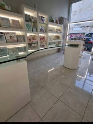 Πάγκος καταστήματος σαν καινούργιο, λακαριστός με κρύσταλλο ασφαλείας κατά παραγγελία