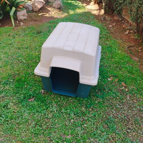 Dog house medium used, dimensions 68x55x57 cm