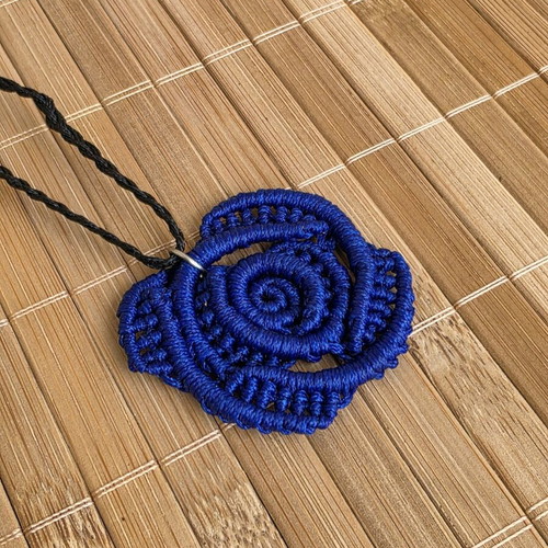 Macrame necklace Rose new, blue navy
