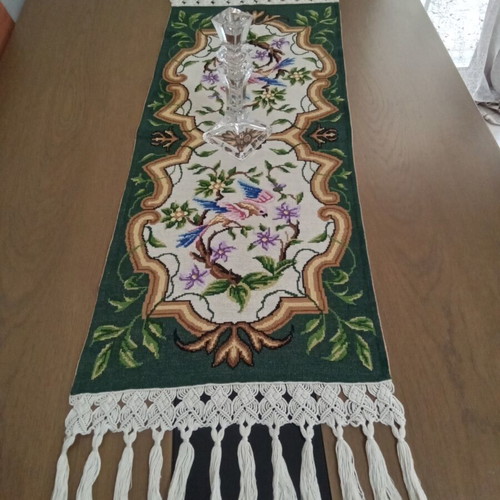 Embroidered table linen set with 2 napkins, like new